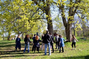 Genomgång av koreografi i trädgården